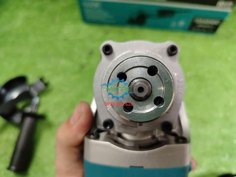 Trục lắp đá và mặt bích trên Makita GA4040C