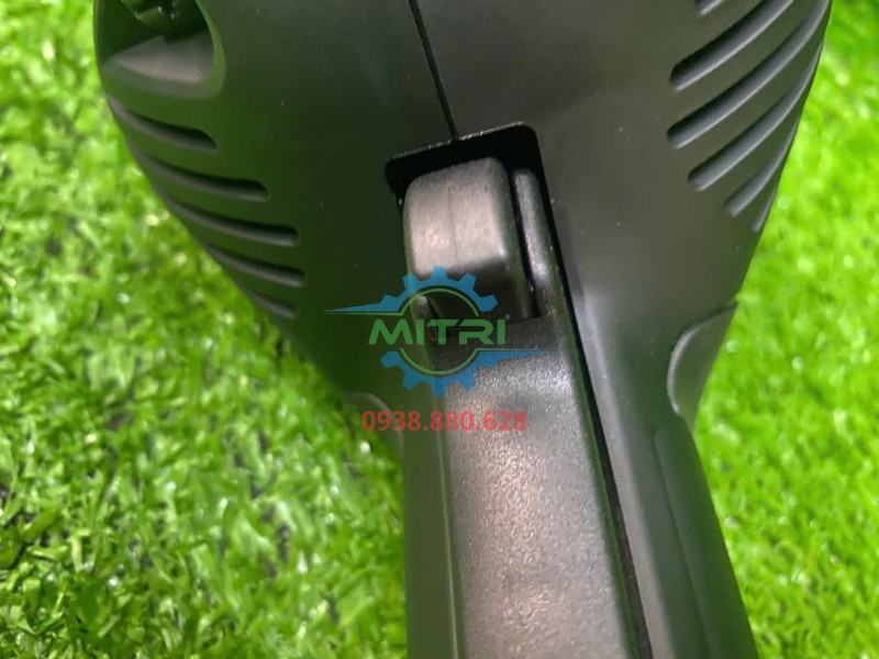 Công tắc bóp phía sau máy mài góc Makita GA7060 2200W