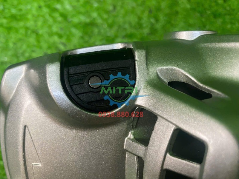 Nút khóa trục trên hộp số máy mài góc Makita GA7060