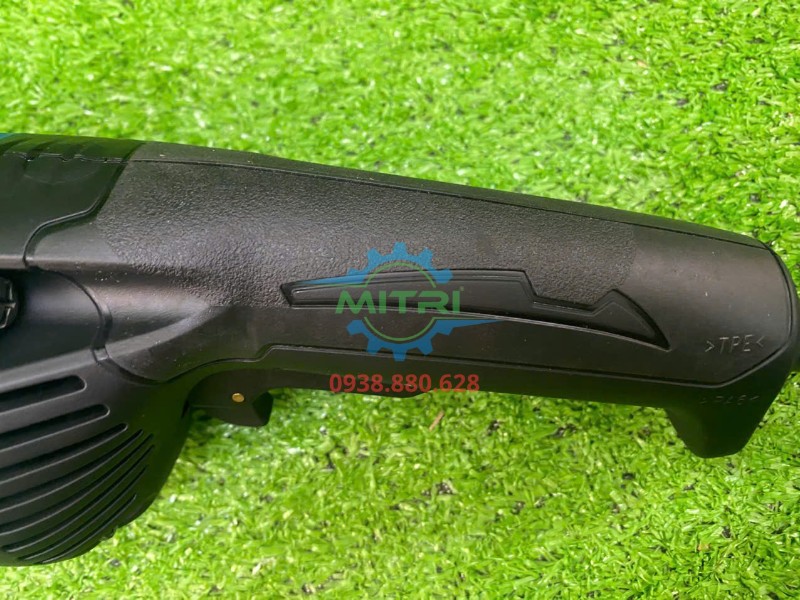 Tay cầm cao su máy mài góc Makita GA7060 chụp cận cảnh