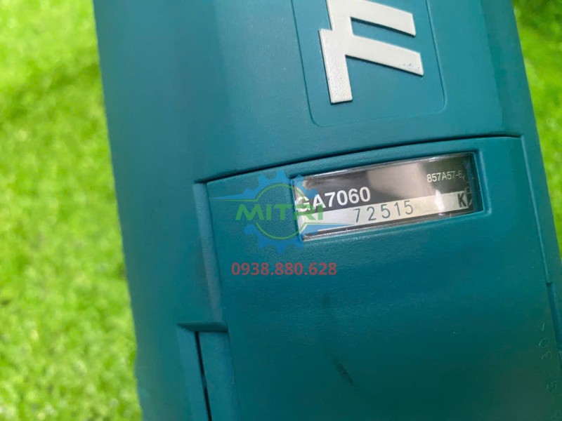 Tem model Makita GA7060 trên thân máy mài góc