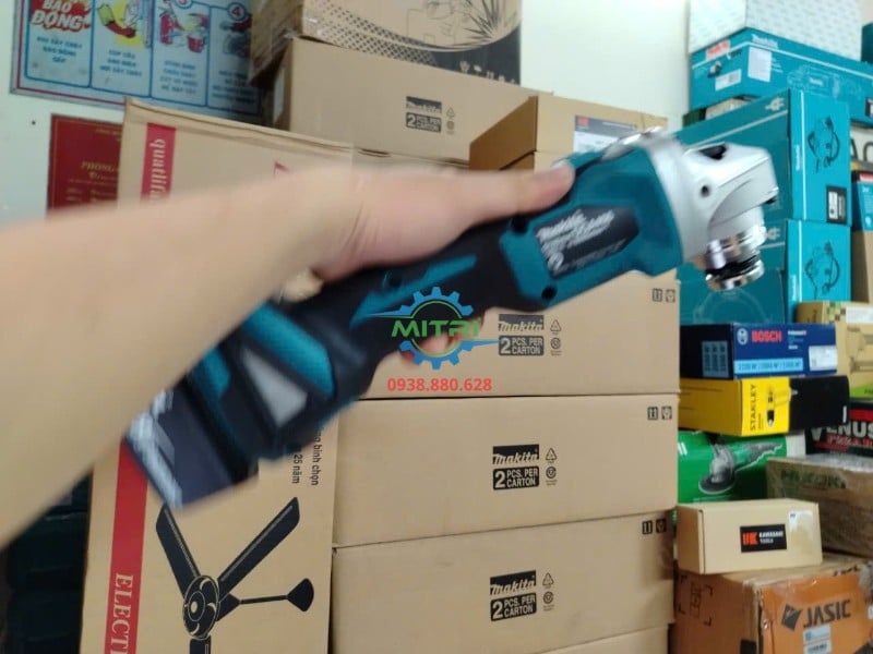 Thao tác cầm máy mài Makita DGA406RTE bằng hai tay