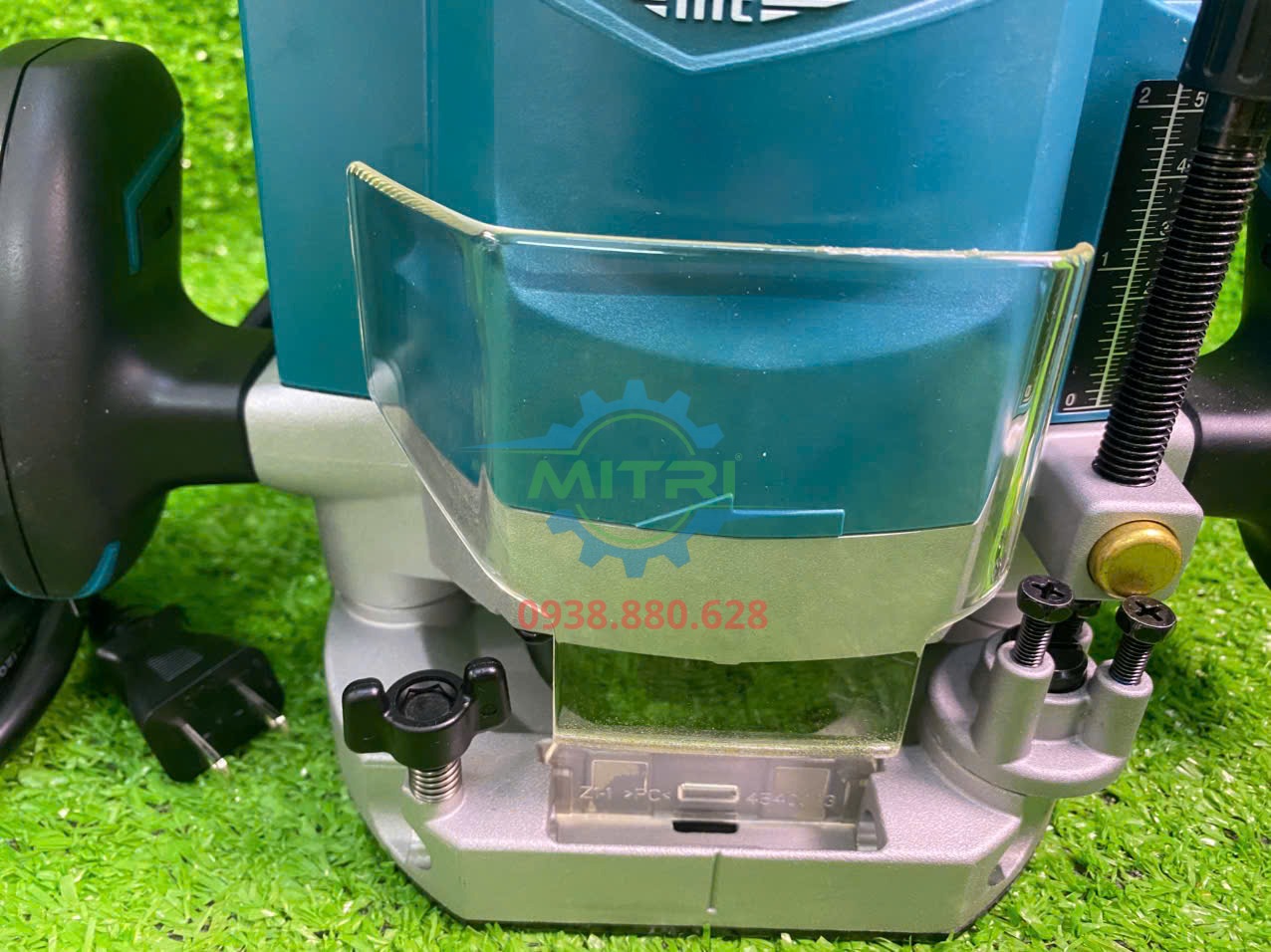 Máy phay gỗ cầm tay Makita M3600B sử dụng cơ cấu phay nhúng