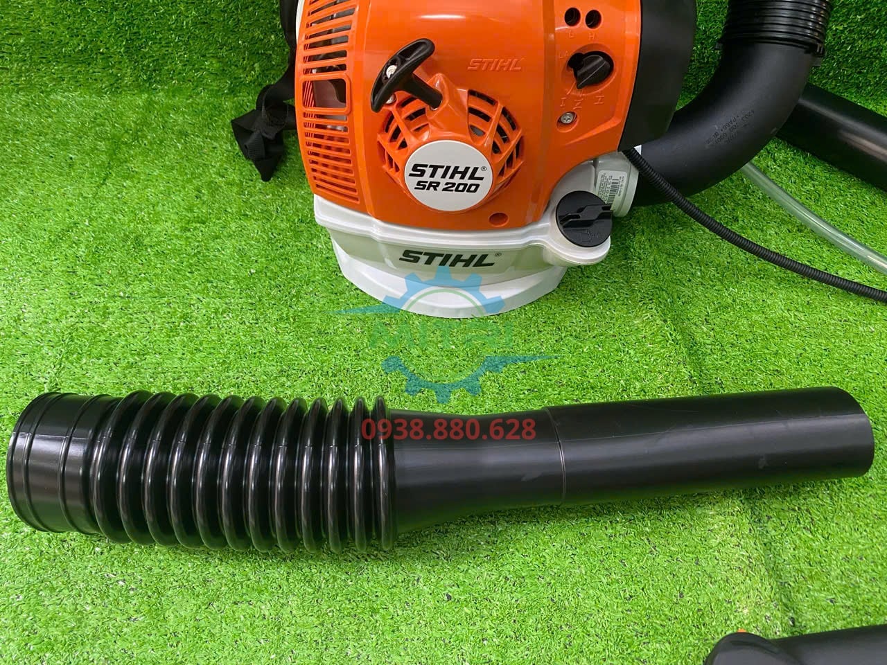 Máy phun thuốc chuyên dụng STIHL SR200 có bình chứa tích hợp trên thân