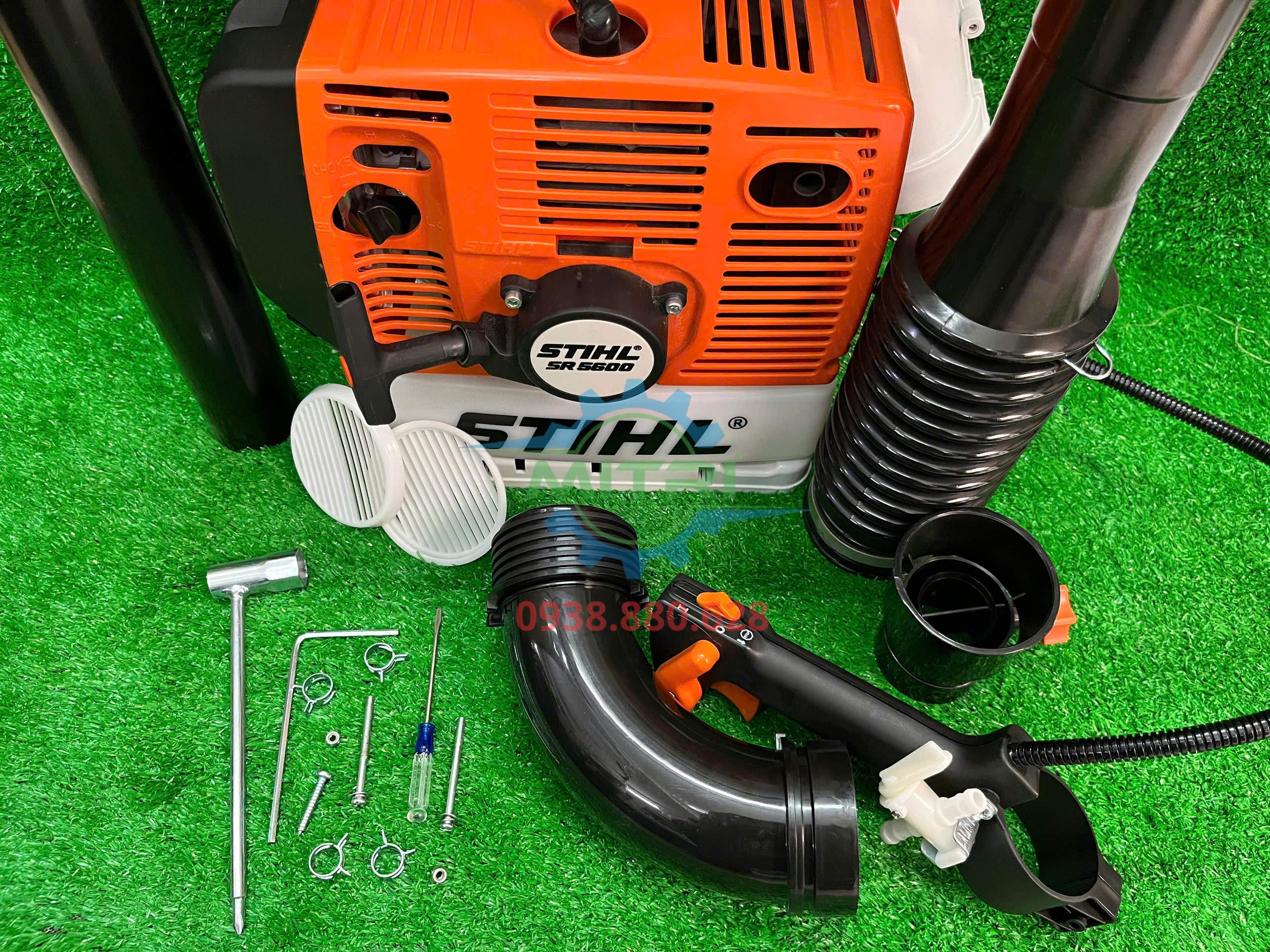 Máy phun thuốc STIHL SR5600 kiểu đeo lưng phun sương trên vườn cây