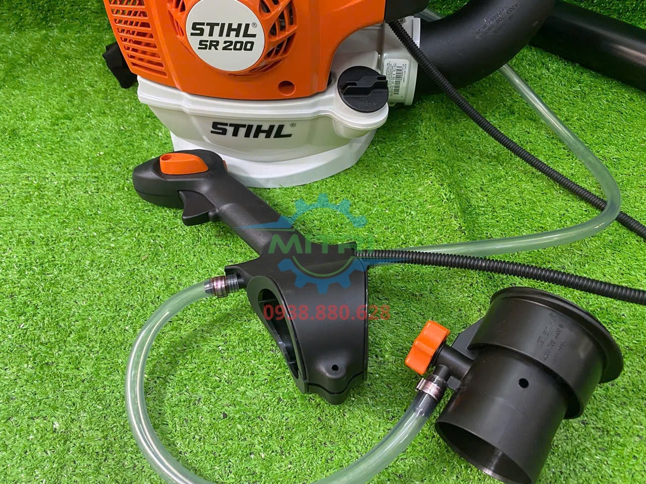 Máy phun thuốc đeo vai STIHL SR200 với dây đeo hỗ trợ phân bổ trọng lượng