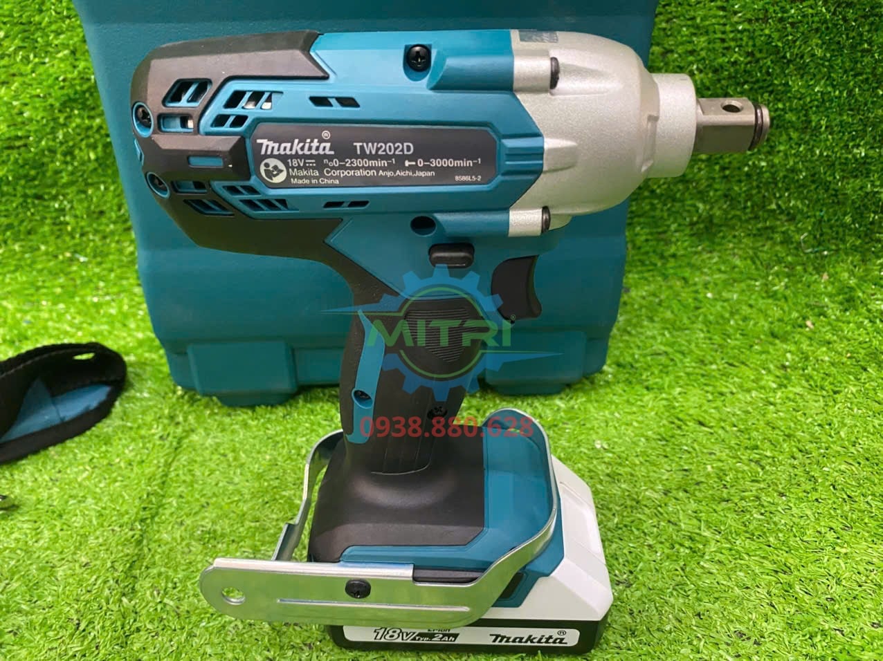 Máy siết bu lông Makita TW202D001 phù hợp tham khảo cho gara và xưởng sửa chữa