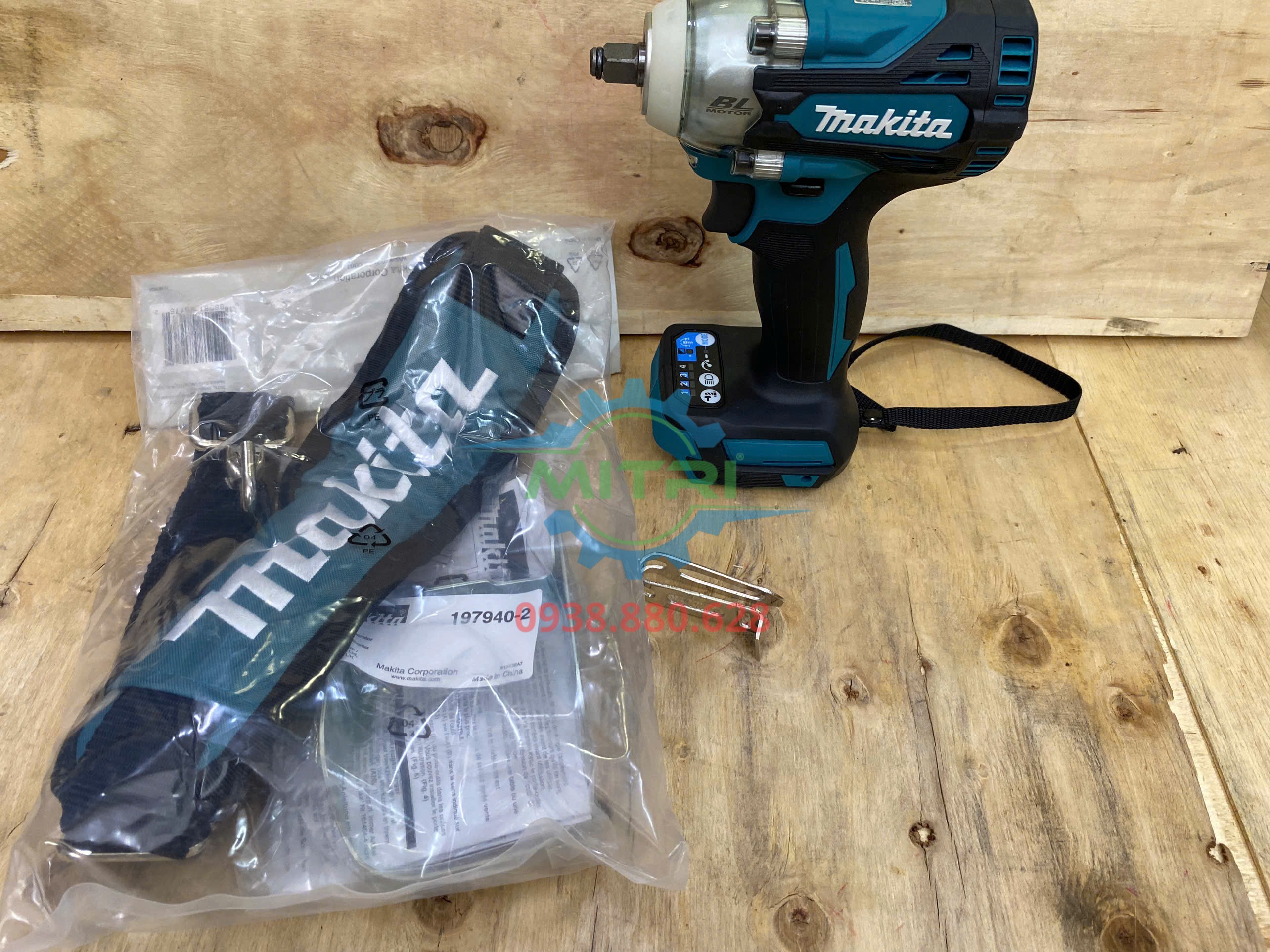 Máy siết bu lông Makita DTW302RTJ kèm phụ kiện