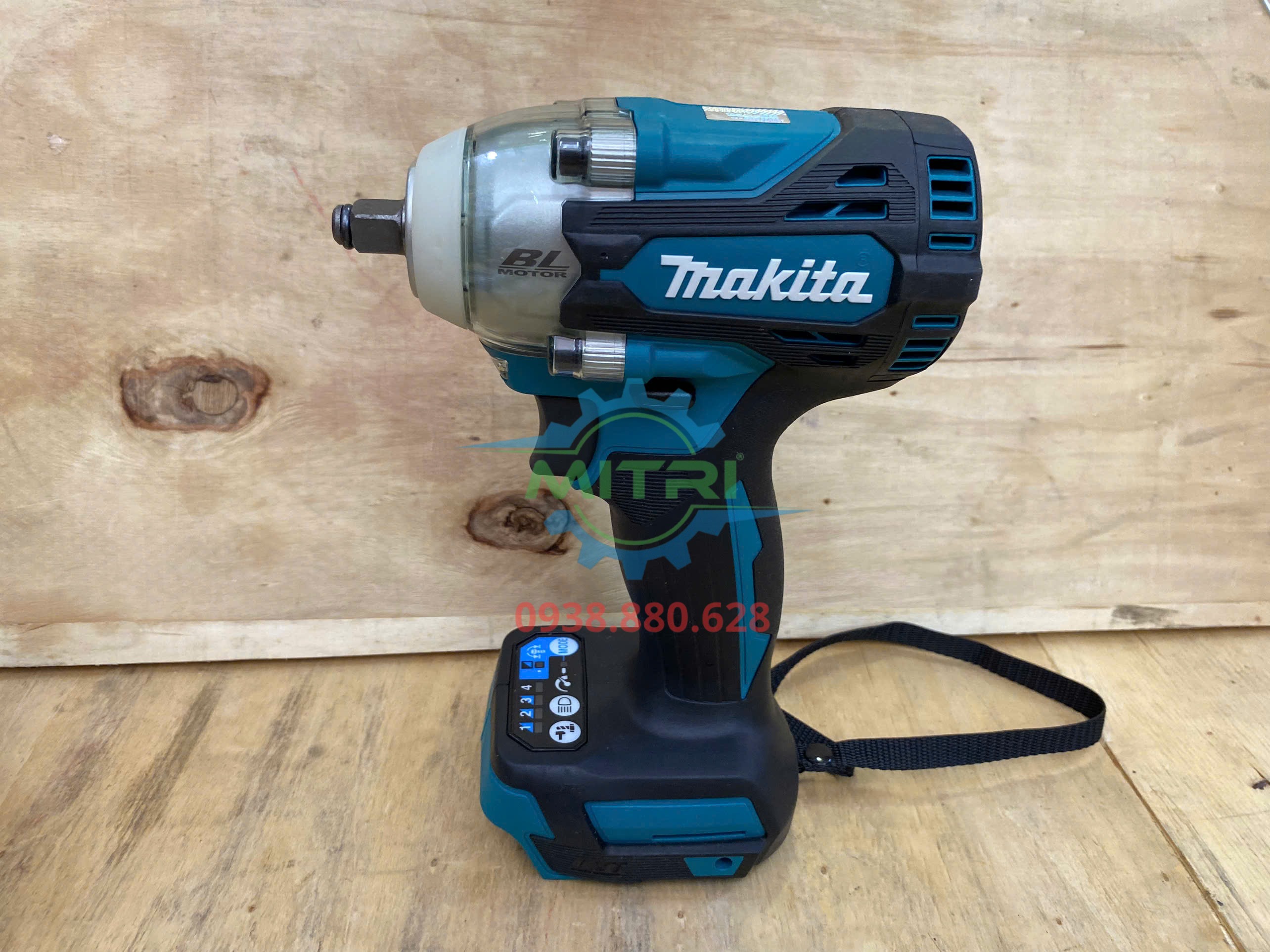Toàn cảnh mặt bên máy siết bu lông Makita DTW302RTJ