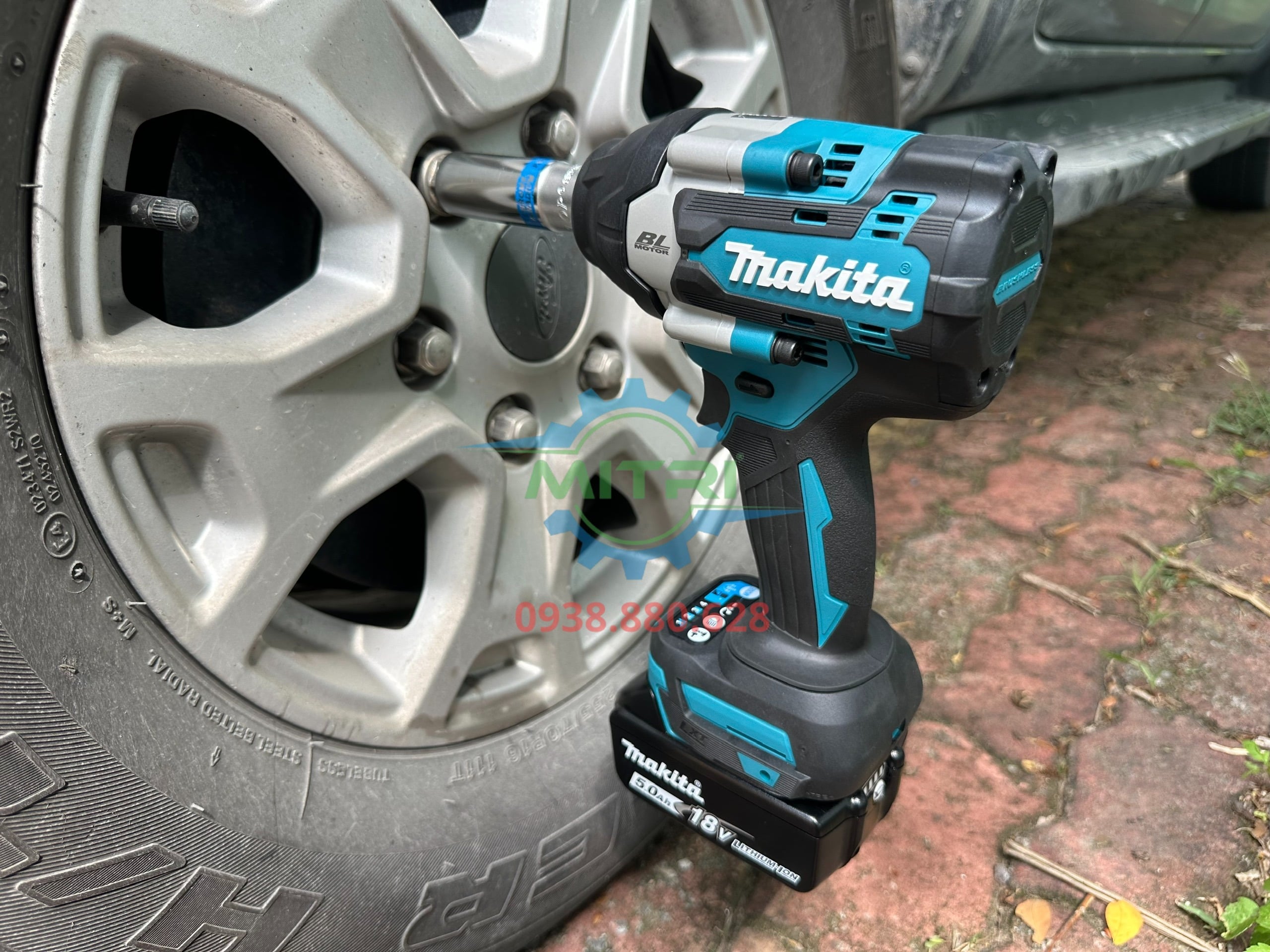 Máy siết bu lông Makita DTW700 gắn bánh xe toàn cảnh