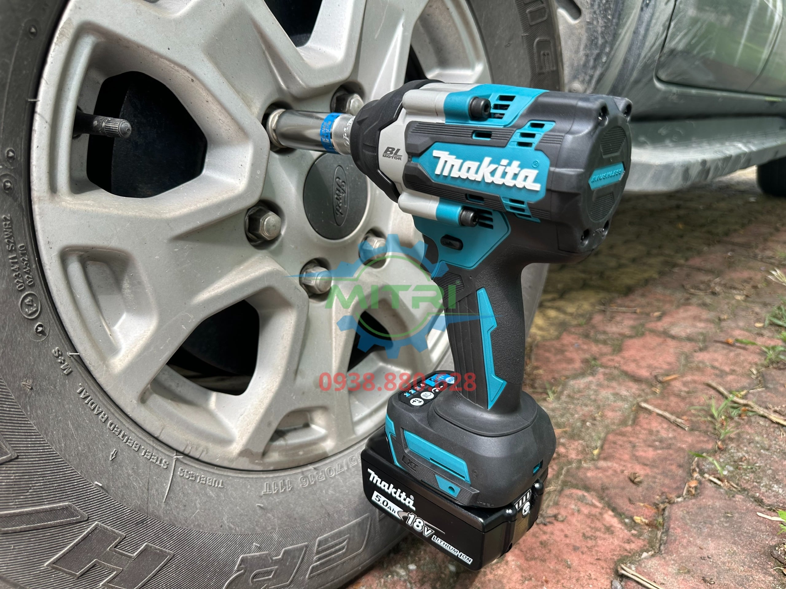 Máy siết bu lông Makita DTW700 thao tác tháo ốc bánh xe thực tế