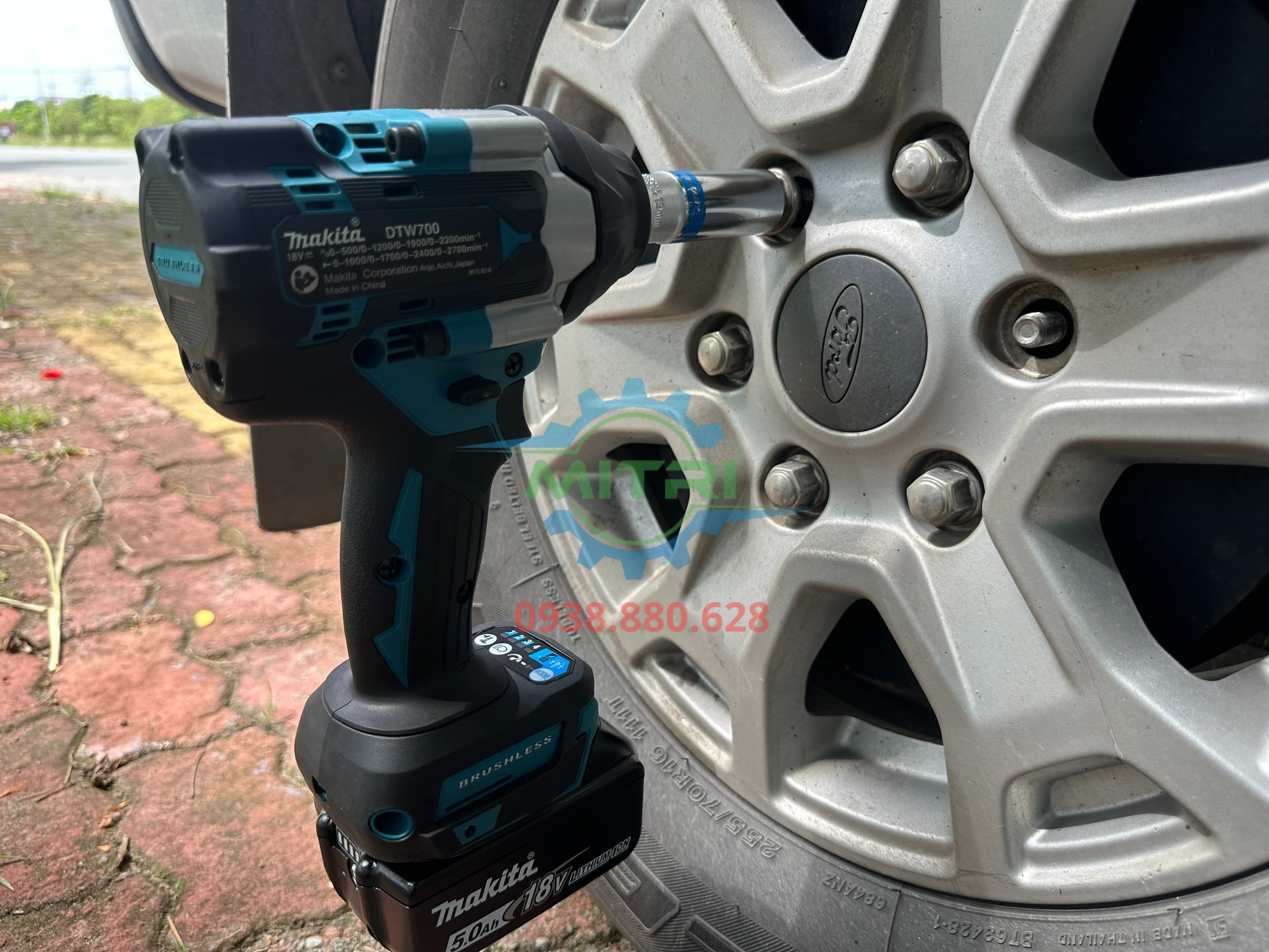 Toàn cảnh máy siết bu lông Makita DTW700 trên bánh xe