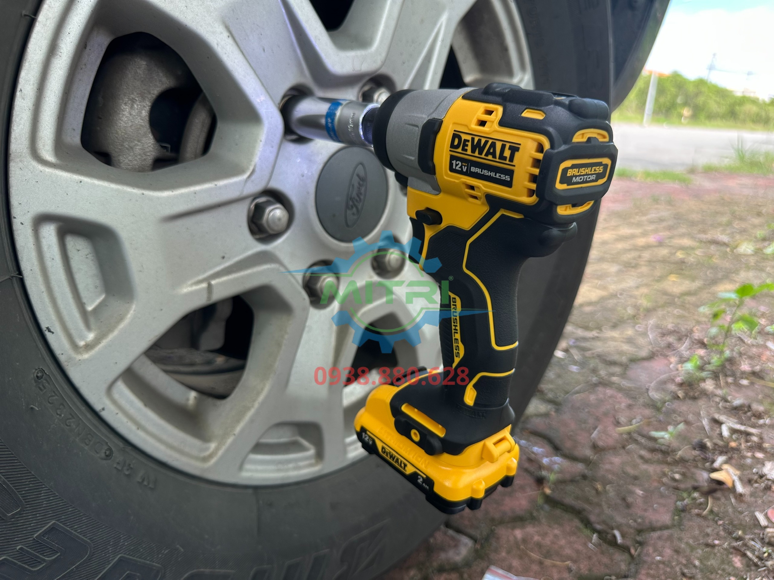 Máy siết bulong đầu 3/8 inch DeWALT DCF902 gắn với bánh xe ô tô