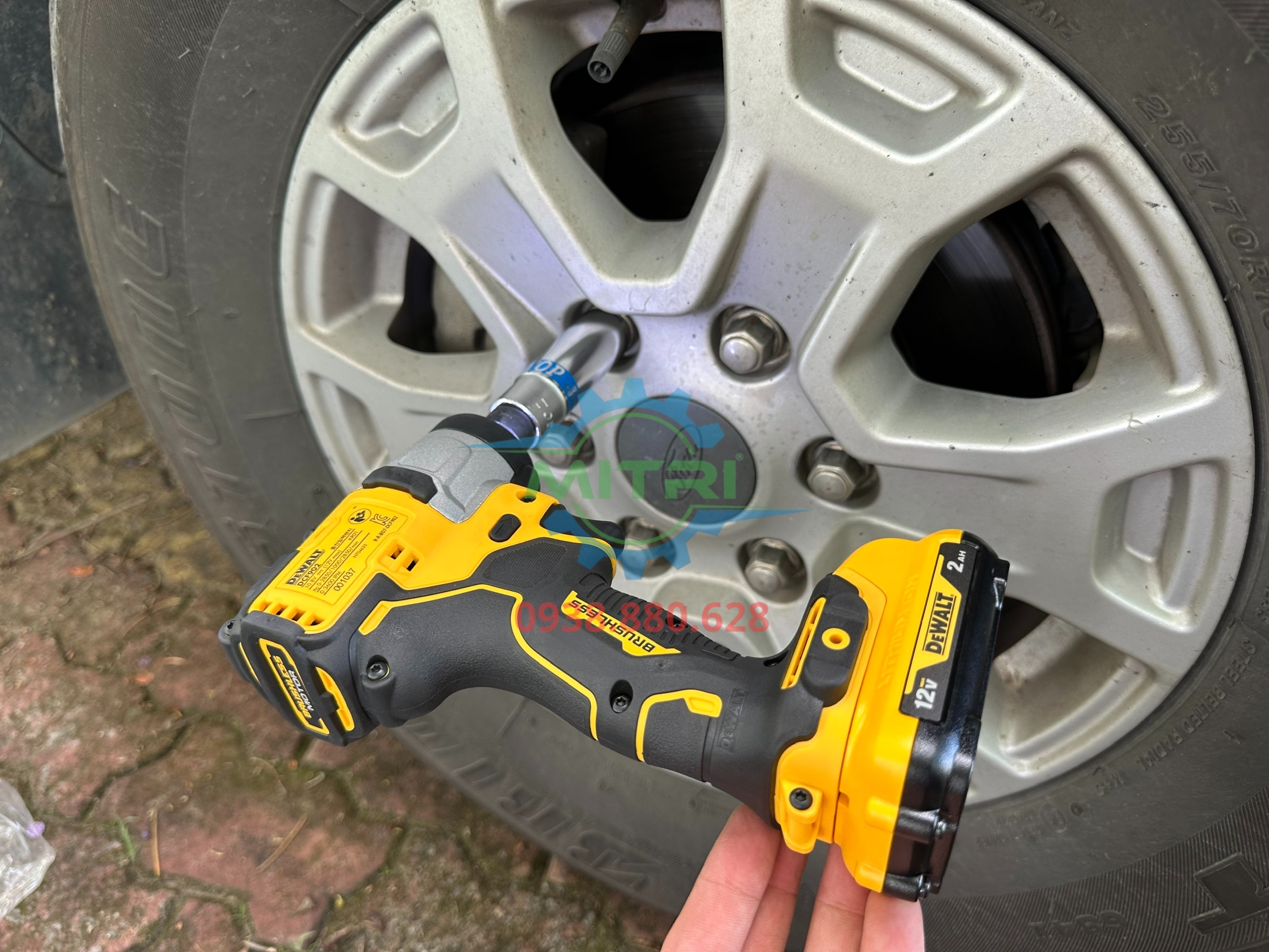 Toàn cảnh máy siết bulong DeWALT DCF902 kèm pin 12V