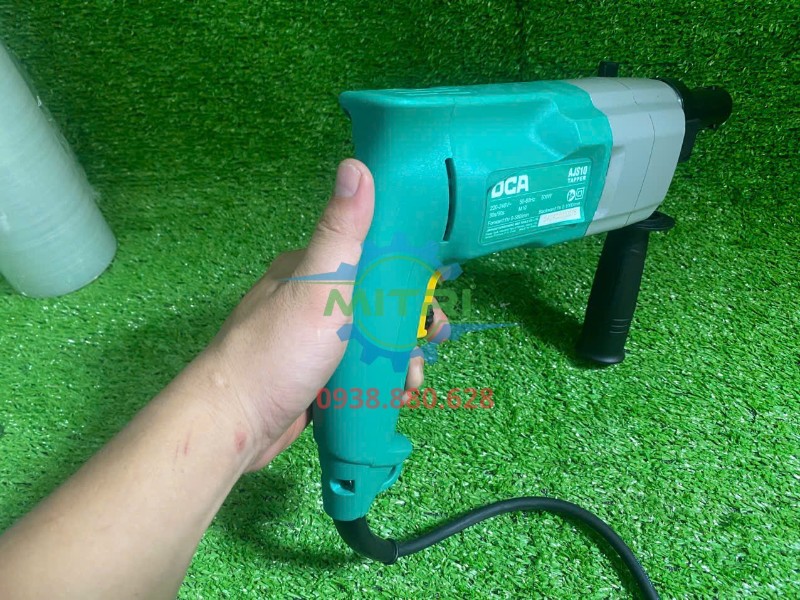 Máy taro ren DCA AJS10 được cầm thực tế trên tay