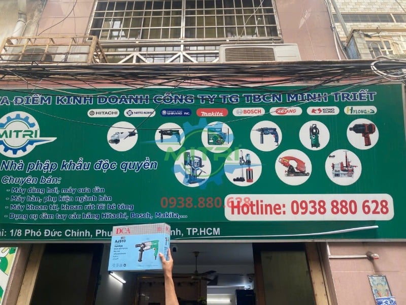 Máy taro ren DCA AJS10 trước bảng hiệu cửa hàng Minh Triết