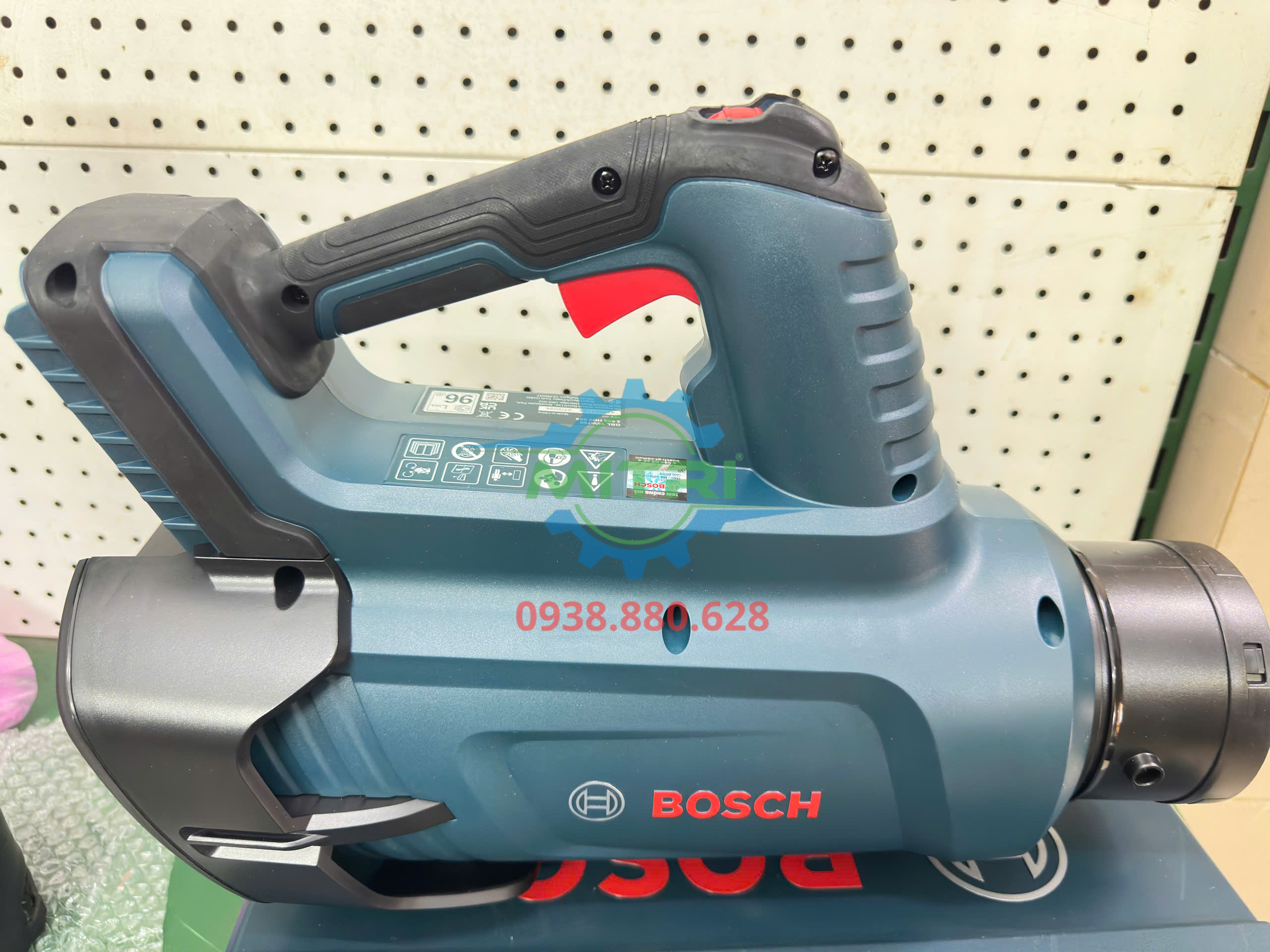 Ứng dụng máy thổi bụi Bosch GBL 18V-750 thực tế