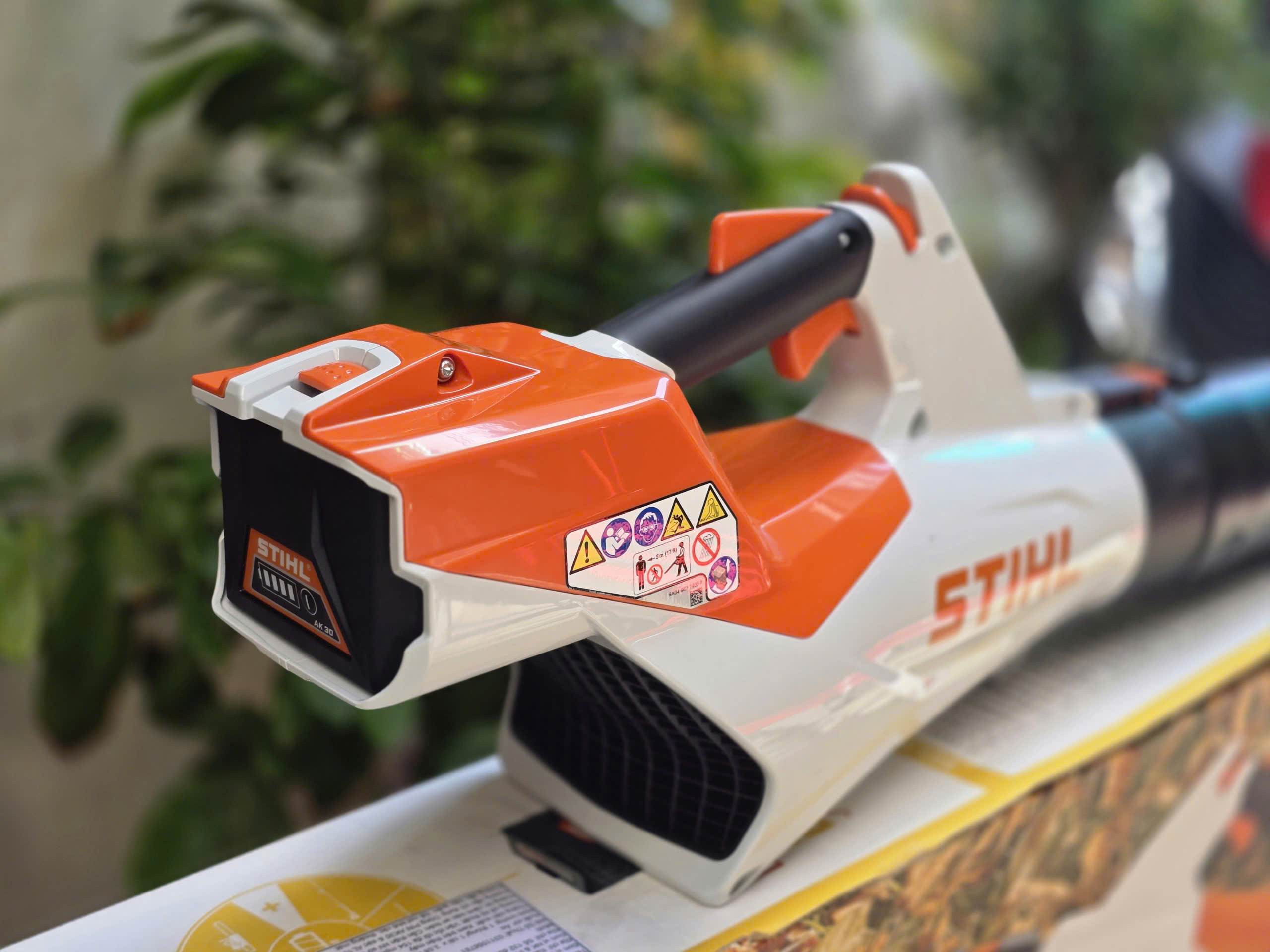 Máy thổi lá dùng pin STIHL BGA60 ứng dụng thực tế sân vườn biệt thự