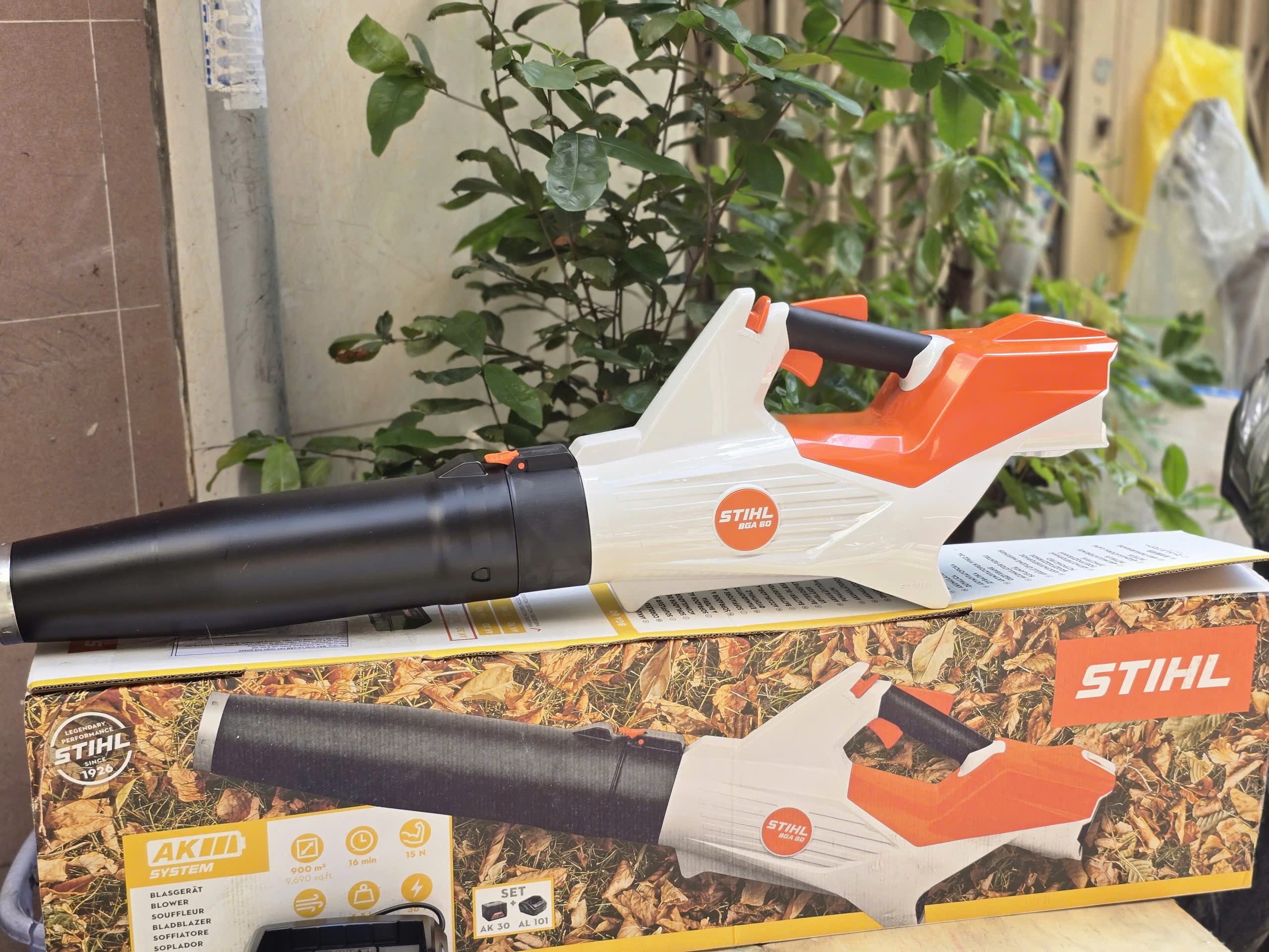 Máy thổi lá dùng pin STIHL BGA60 36V lực thổi 9N tốc độ gió 55 m/s lưu lượng 620 m3/giờ