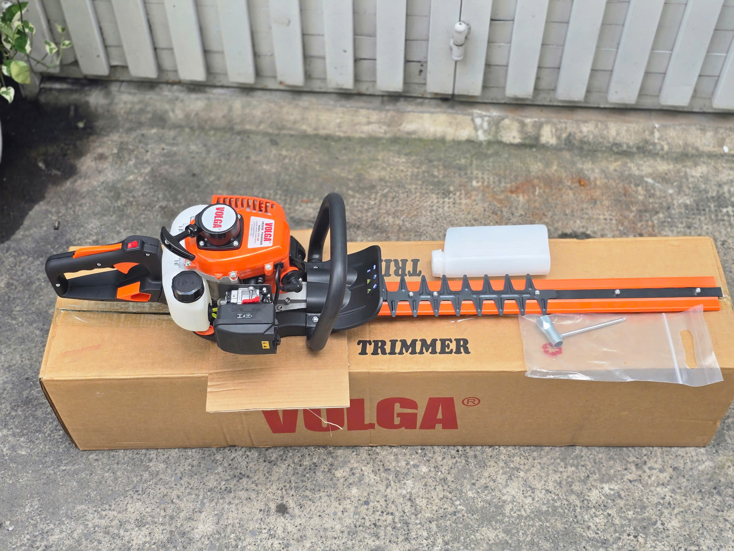 Máy tỉa hàng rào Volga VHT-600 chạy xăng