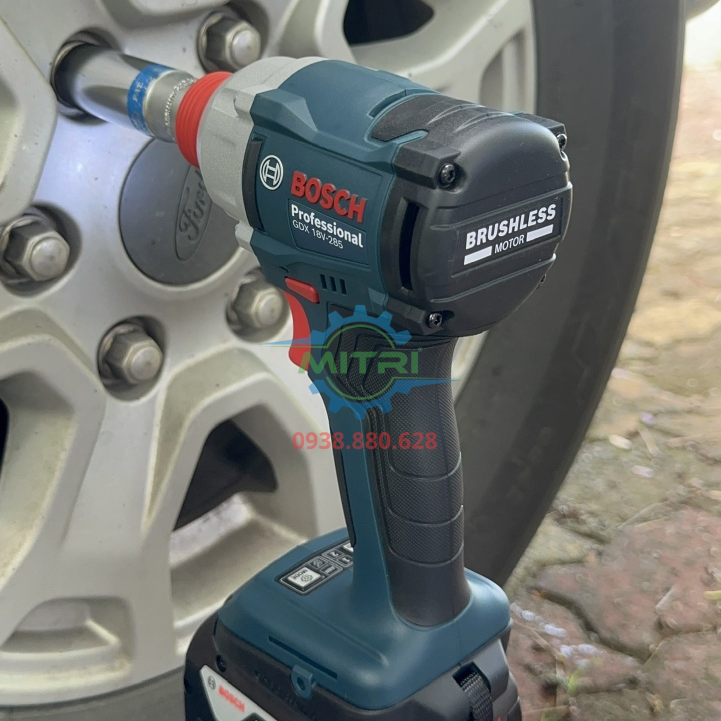 Máy vặn vít và bu lông Bosch GDX 18V-285 gắn với bánh xe ô tô