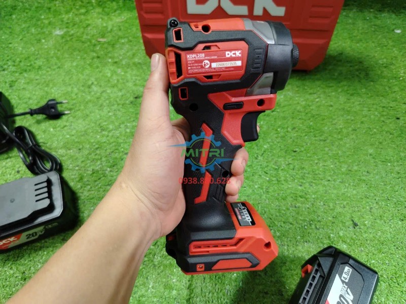 Máy vặn vít động lực DCK KDPL208 20V cầm tay mặt bên phải