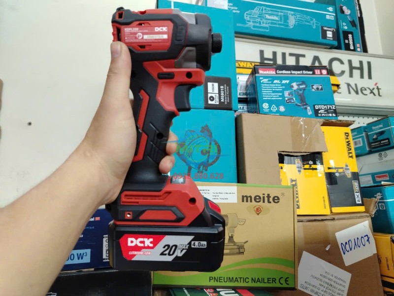 Máy vặn vít động lực DCK KDPL208 20V cầm tay trước kệ hàng