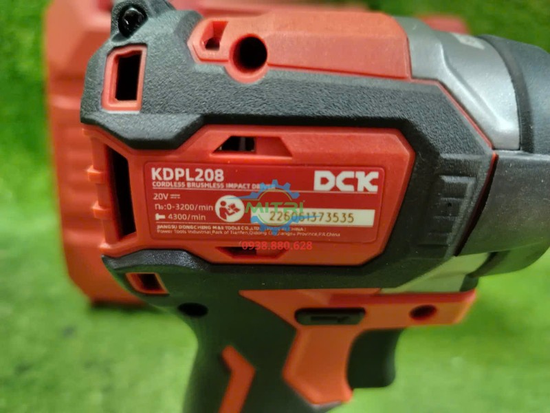 Máy vặn vít động lực DCK KDPL208 20V tem model bên hông