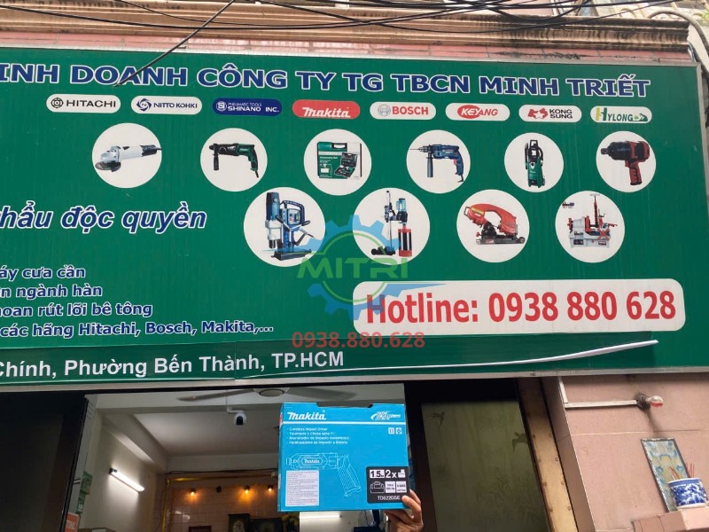 Máy vặn vít Makita TD022DSE và hộp sản phẩm tại cửa hàng