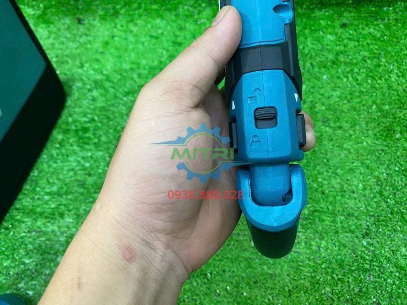 Nút điều khiển trên thân máy vặn vít Makita TD022DSE