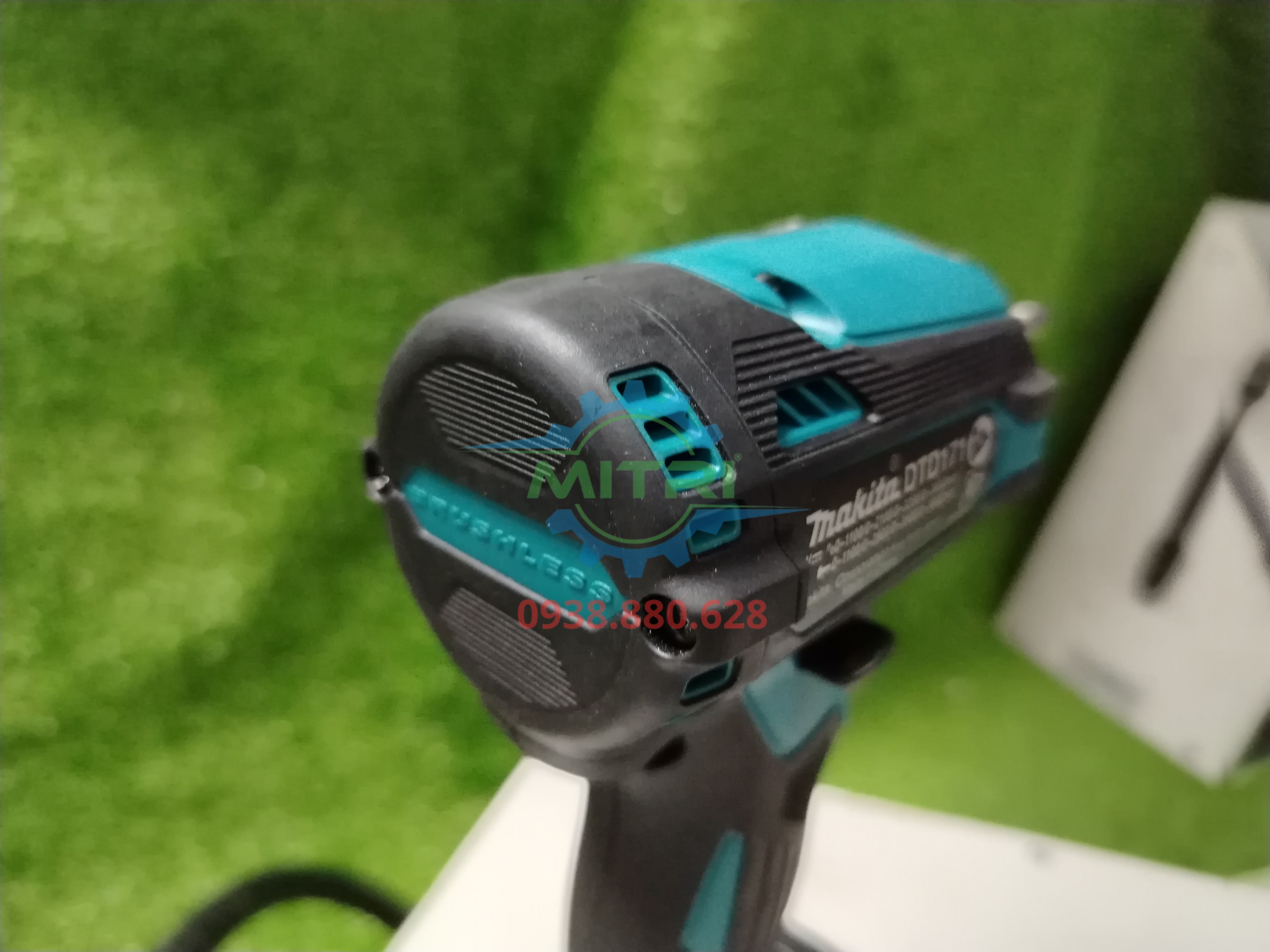 Máy vặn vít không dây Makita DTD171RTJ Máy vặn vít không dây Makita DTD171RTJ 18V LXT dùng trong nhà xưởng