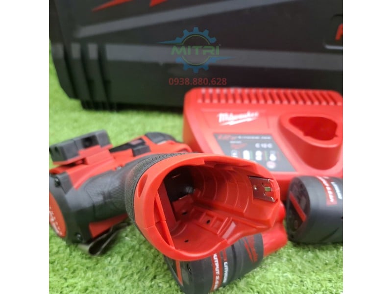 Máy vặn vít Milwaukee M12 FID2 gắn pin M12 sẵn sàng sử dụng