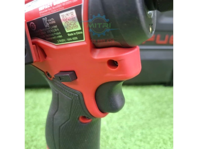 Tay cầm máy vặn vít Milwaukee M12 FID2 chắc tay