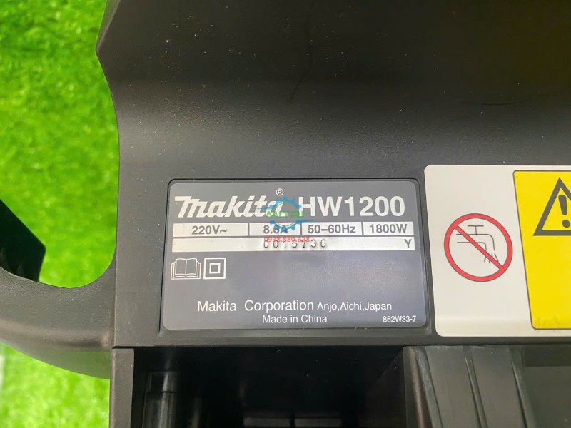 Máy xịt rửa áp lực Makita HW1200 tem model trên thân máy