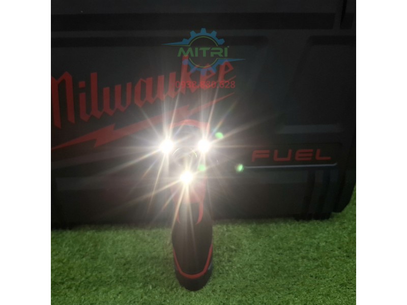 Đèn LED chiếu sáng trên máy vặn vít Milwaukee M12 FID2
