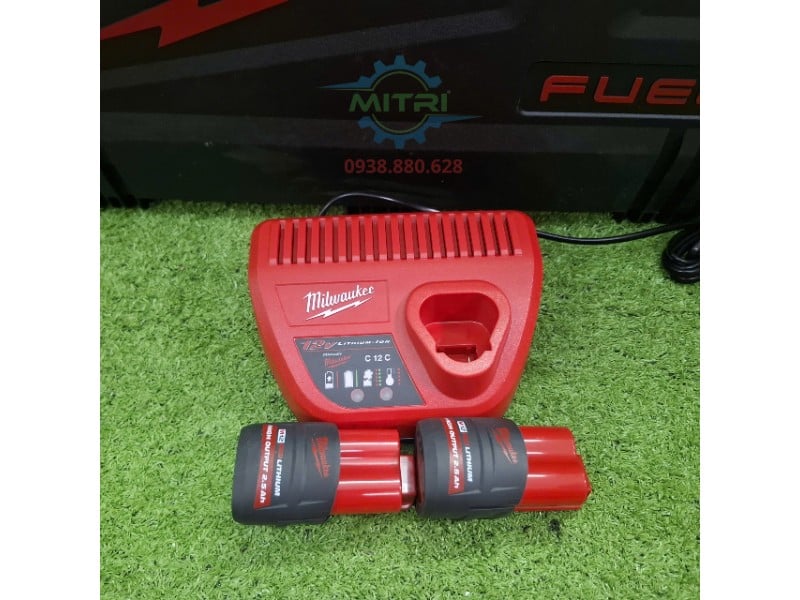 Pin sạc Milwaukee M12 đi kèm máy vặn vít M12 FID2 chính hãng