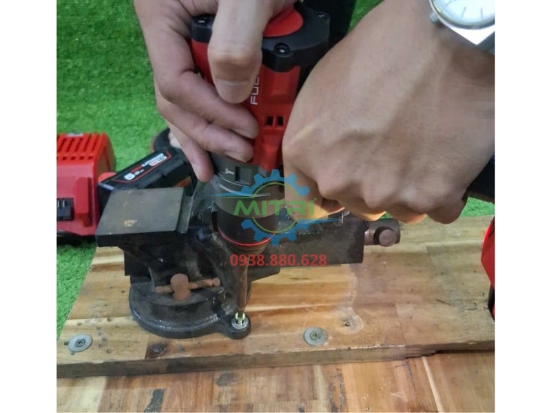 Thử nghiệm thực tế Milwaukee M18 FPD3-0X khoan gỗ bản dày