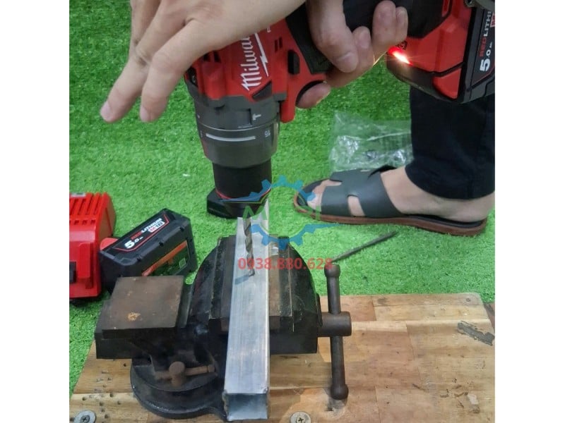 Khả năng khoan sắt tấm chuẩn xác, mũi khoan đi thẳng, không rung lắc