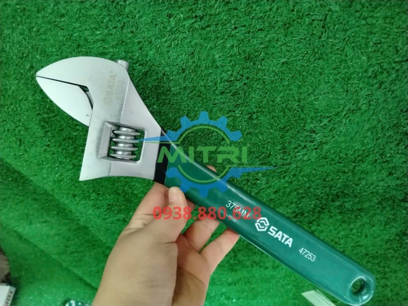 Mỏ lết Sata 47253 375mm tay cầm bọc nhựa