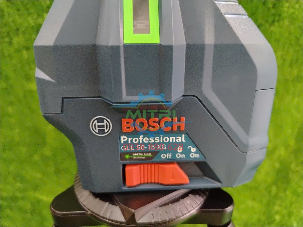 Model Bosch GLL 50-15 XG trên thân máy cân mực laser xanh