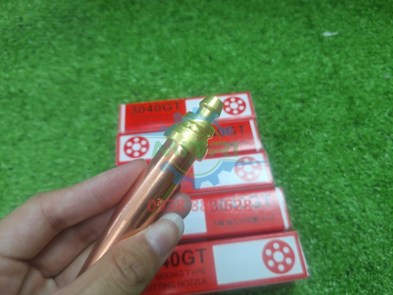 Nhân viên cầm béc cắt Tanaka 3040GT