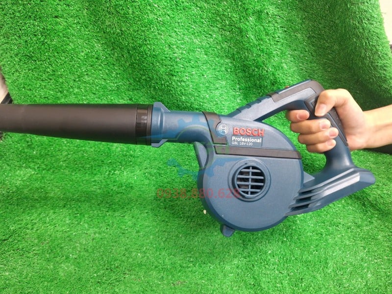 Nhân viên cầm máy thổi bụi Bosch GBL 18V-120