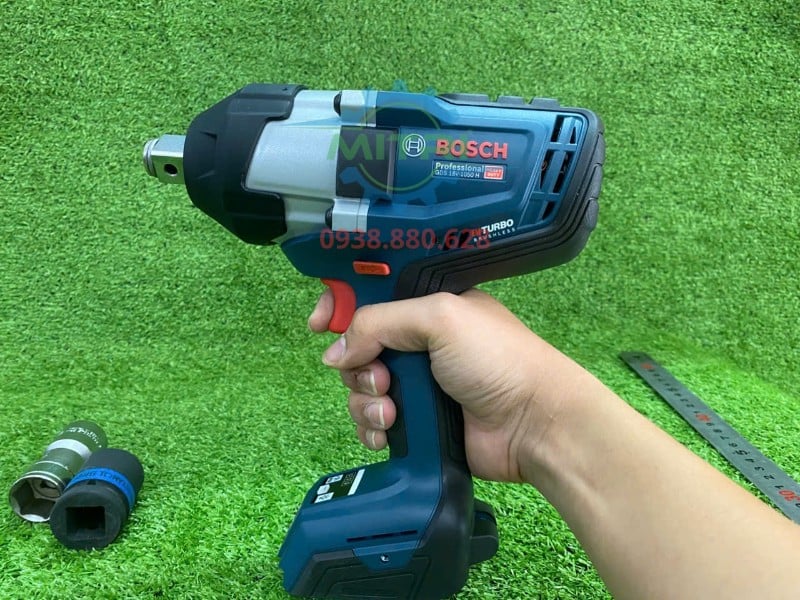 Nhân viên cầm máy siết bulong Bosch GDS 18V-1050H chính hãng tại Minh Triết