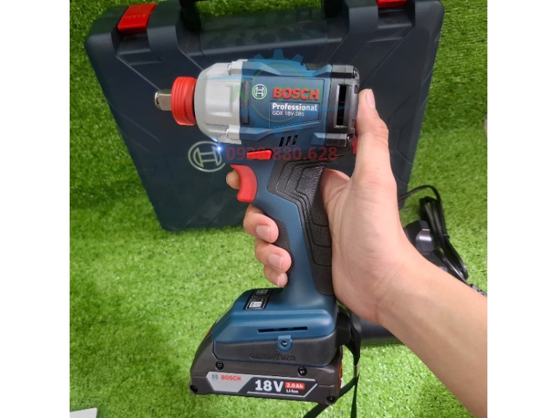 Nhân viên cầm Bosch GDX 18V-285 tại Minh Triết