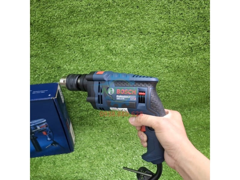 Nhân viên cầm máy khoan Bosch GSB 13 RE cho thấy kích thước thực tế
