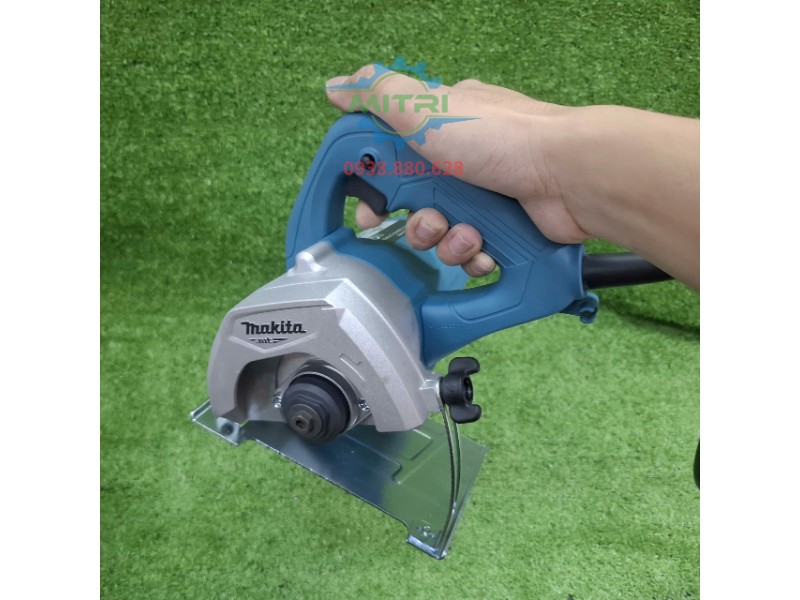 Nhân viên cầm Makita M4100B thực tế