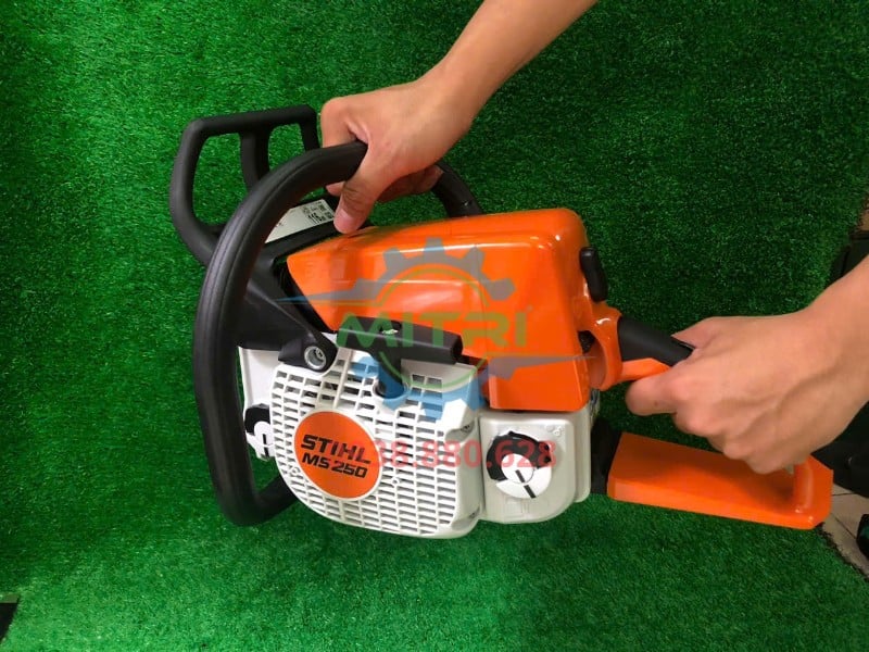 Nhân viên cầm máy cưa xích STIHL MS 250 thực tế