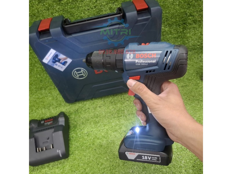 Nhân viên cầm máy khoan Bosch GSB 183-LI 18V chính hãng tại Minh Triết