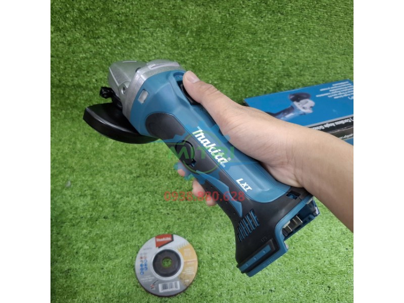 Nhân viên cầm máy mài góc Makita DGA402RFE khi tư vấn sản phẩm