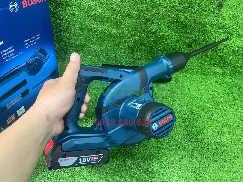 Nhân viên cầm máy thổi khí Bosch GBL18V-120 combo pin 2.0Ah và sạc